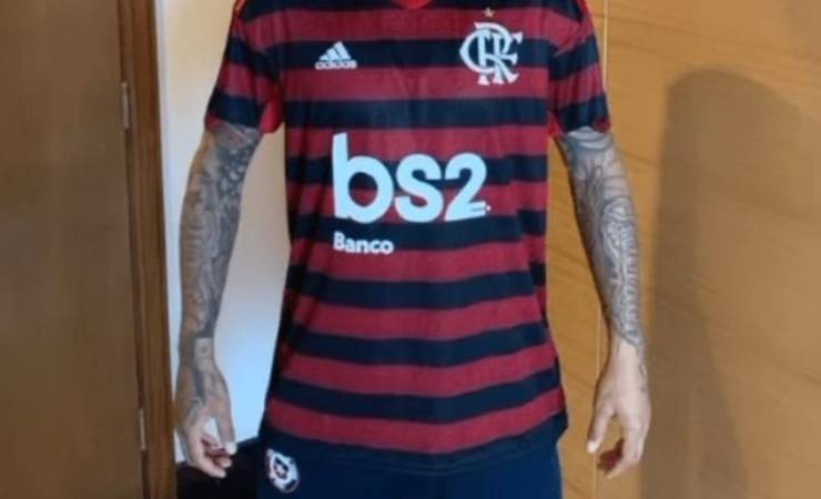 Chileno Vidal posta foto com camisa do Flamengo antes da final da Libertadores