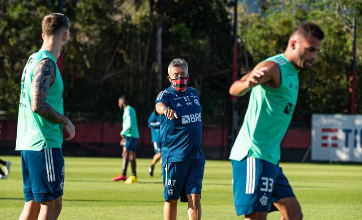 Dome ainda aguarda documentação, e Flamengo corre para tê-lo no banco contra o Galo