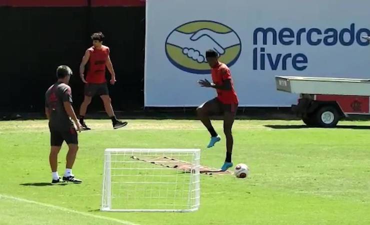 Bruno Henrique inicia transição física em treino do Flamengo após lesão no ombro