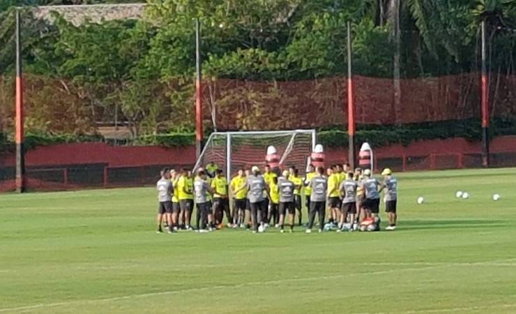 Rodrigo Caio volta aos treinos, e reapresentação do Flamengo tem longo papo de Abel com o elenco