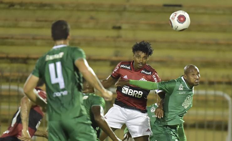 Em dia de garçom, Vitinho distribui assistências e dedica grande atuação ao pai