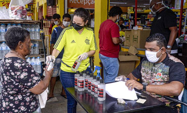 Flamengo vai distribuir cartão de alimentação, máscaras e álcool gel a ambulantes do Maracanã