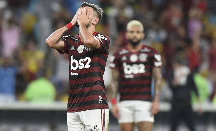 Arrascaeta sofre entorse no joelho em treino do Flamengo e está fora da partida contra o Botafogo