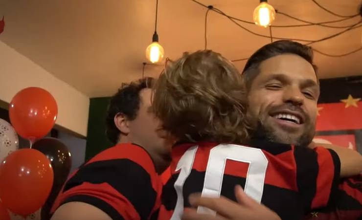 Presentão! Após ir ao Maraca vestido de urubu, Diego aparece de surpresa em festa infantil
