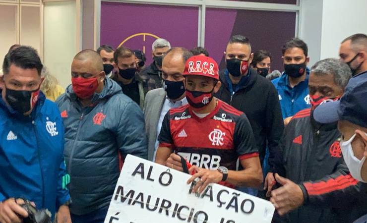Substituto de Rafinha, Maurício Isla desembarca no Rio e é recebido pela torcida do Flamengo