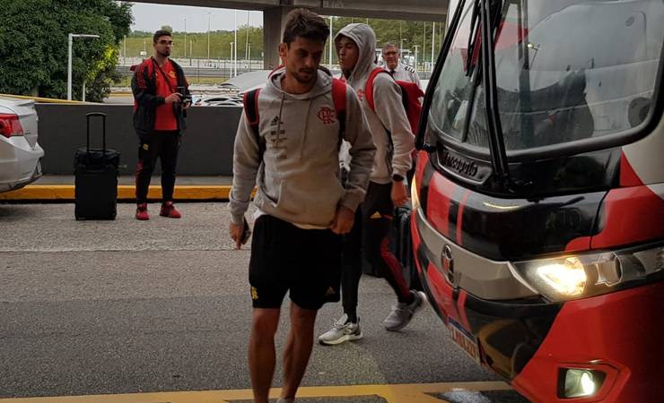 Com segurança reforçada e sem torcida, Flamengo embarca para enfrentar o Atlético-MG