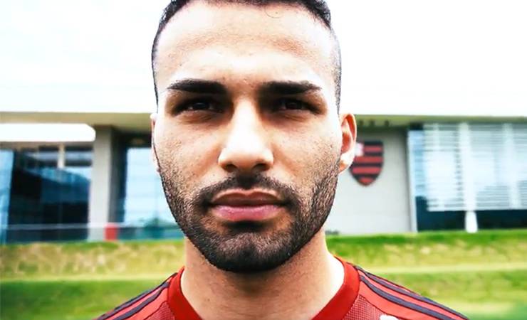 Flamengo anuncia Thiago Maia: "Veio da França para realizar o sonho de vestir o manto"