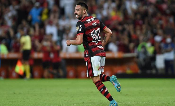 Flamengo libera Isla, que negocia detalhes finais para defender a Universidad Católica