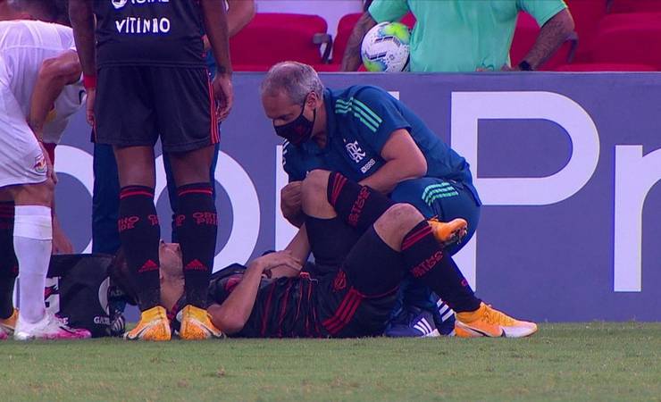 Éverton Ribeiro deixa o campo com dores no joelho e vira dúvida no Flamengo