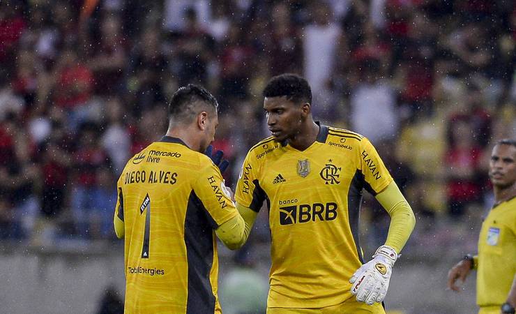 Flamengo x Ceará: com dores, Diego Alves e Léo Pereira são substituídos "por precaução" e serão reavaliados