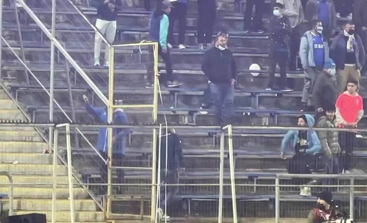 Torcedor da Universidad Católica imita macaco na direção da torcida do Flamengo