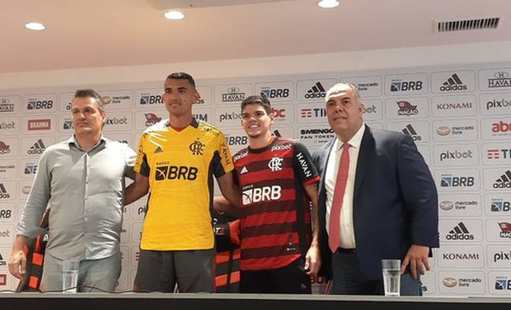 Em meio a clima tenso no Ninho, Santos e Ayrton Lucas são apresentados pelo Flamengo