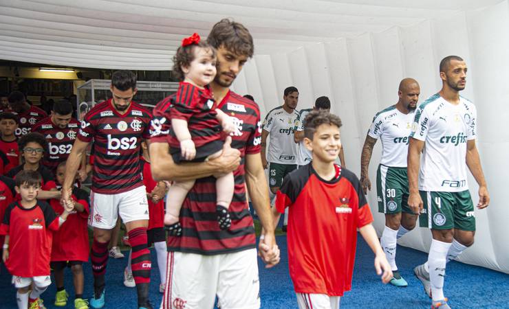 Símbolo da boa fase da defesa, Rodrigo Caio se diverte com memes: "Recebi fotos divertidas"