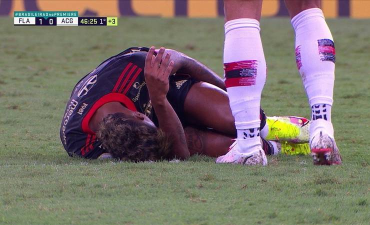 Bruno Henrique e Everton Ribeiro, do Flamengo, são atendidos após pisar em falso no gramado do Maracanã