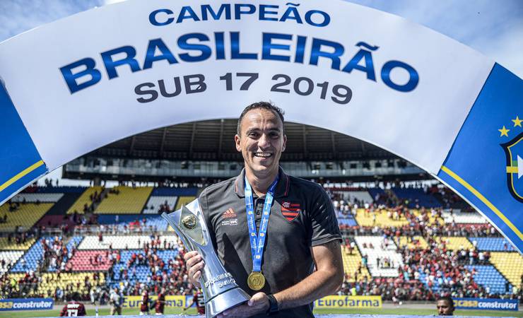 Técnico campeão do sub-17 deixa o Flamengo rumo à China; clube reestrutura organograma da base