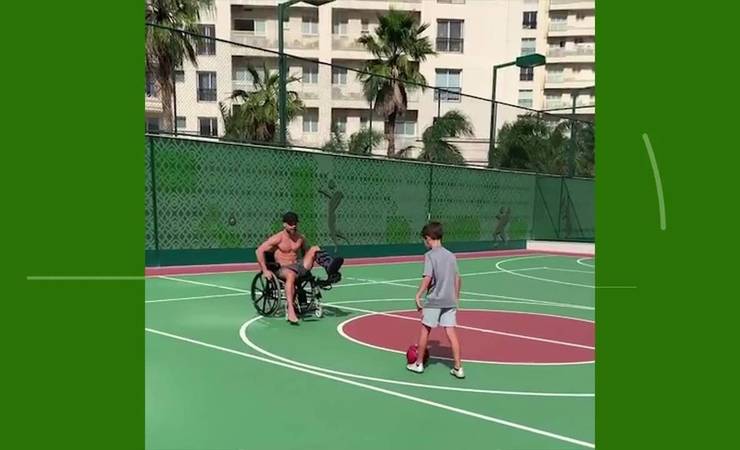 De cadeira de rodas e fora de combate no Flamengo, Diego "joga" bola com filho em quadra