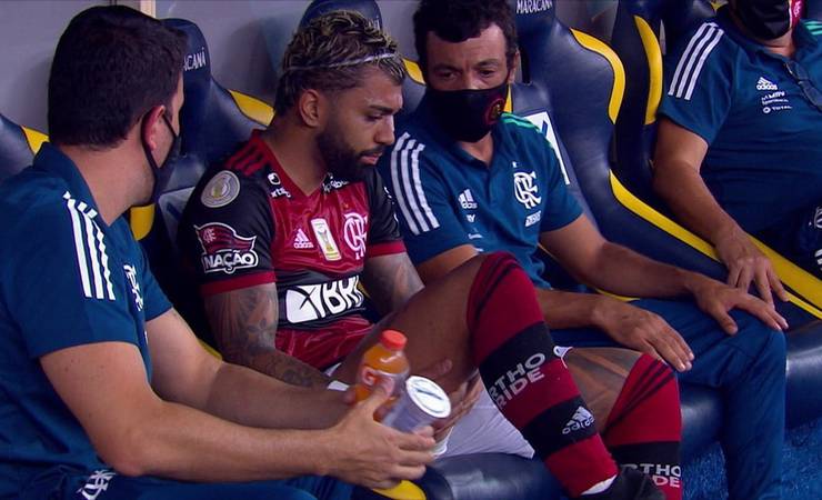 Gabigol sai de campo com dores na coxa direita e pode ser mais um problema no Flamengo