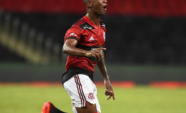 Em estreia pelo Flamengo, Max se emociona com gol contra Nova Iguaçu e revela: "Me inspiro muito no Gerson"