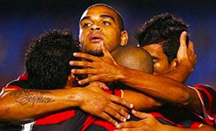 O peso do confronto direto: em 2009, duelo do Maracanã decidiu Brasileirão para o Flamengo contra o Inter