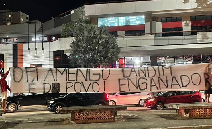 Torcedores levam faixa para Gávea e protestam: "O Flamengo é do povo"