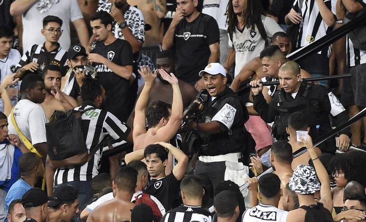 Botafogo e Flamengo são denunciados pelo STJD e podem perder mandos de campo