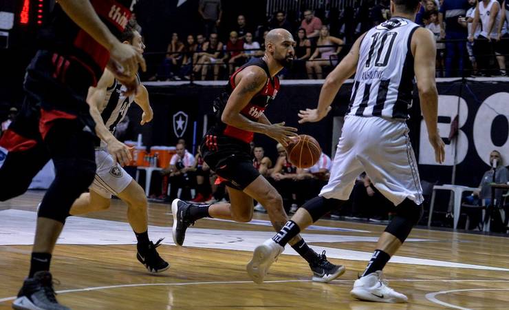 Marquinhos brilha no fim, Flamengo elimina o Botafogo e decide o NBB com o Franca