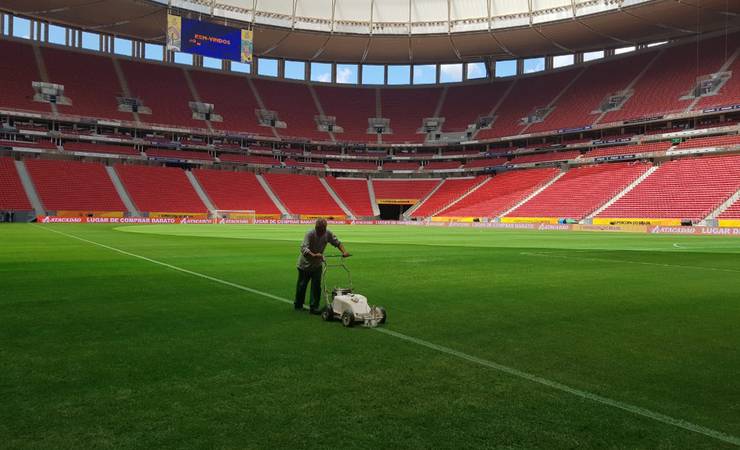 Gramado do Mané Garrincha recebe os últimos retoques para final da Supercopa do Brasil
