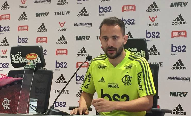 Everton Ribeiro tira o peso da "final" Flamengo x Santos: "Tem muito campeonato pela frente"