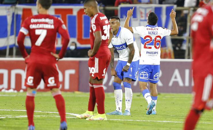 Com pênalti polêmico, Universidad Católica vence a primeira no grupo do Flamengo na Libertadores
