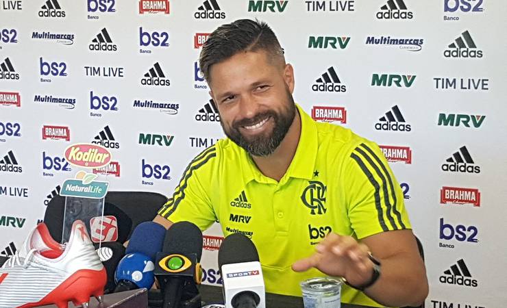 Diego aprova desempenho e comenta sobre Jesus: "Técnico que mais exigiu do time até agora"