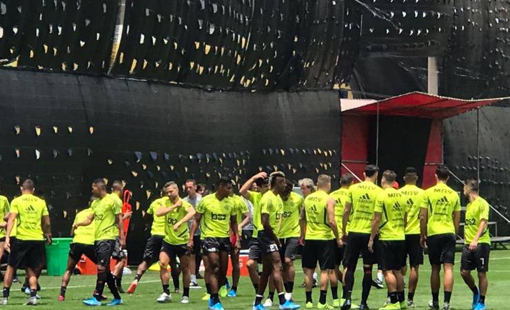 Com lonas antiespionagem, Flamengo estica as pernas e faz primeiro treino em Lima