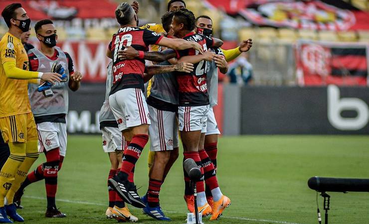 Análise: aguerrido, Flamengo mostra capacidade de reação para buscar virada e superar expulsão de Gabigol