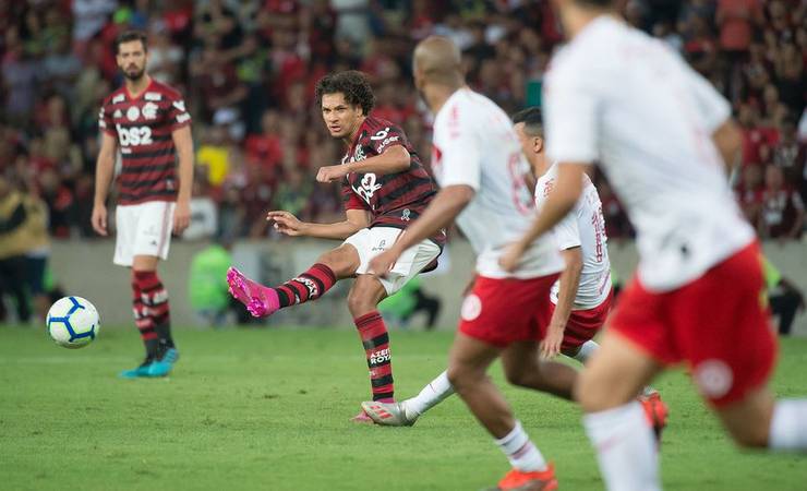 Opinião: disputa entre Arão e Everton é traço do que este Flamengo deixa de lição de casa