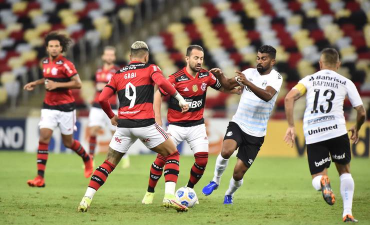 Análise: Flamengo foge de sua regra, é inofensivo no ataque e as opções de Renato não funcionam