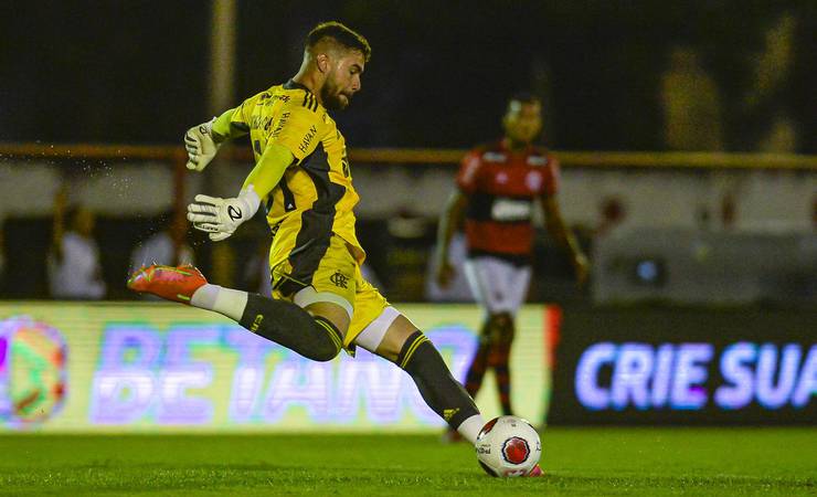 Mãe "vê toda hora" defesa de Matheus Cunha na estreia como profissional no Flamengo