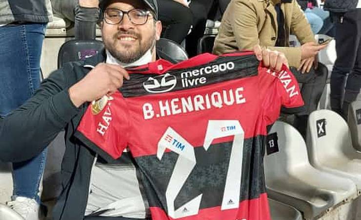 Torcedor do Olimpia ganha camisa de Bruno Henrique, repudia racismo e exalta atacante: "Extraordinário"