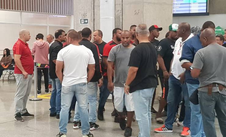 Flamengo dribla torcedores em desembarque no Rio de Janeiro após derrota para o Emelec