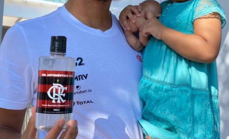 Jogadores do Flamengo recebem em casa o kit de álcool gel com a marca do clube