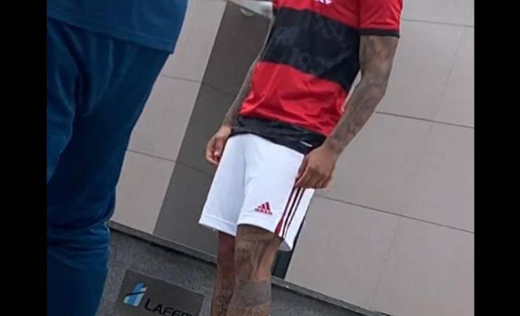 Com Gabigol modelo, vaza na internet suposta nova camisa do Flamengo