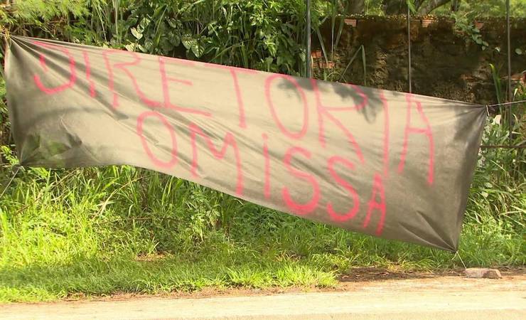 Torcedores do Flamengo protestam na porta do Ninho e dão tapas e socos nos carros dos atletas