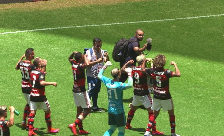 Jogadores do Flamengo revidam provocação do Athletico-PR e fazem gesto de Gabigol após Supercopa