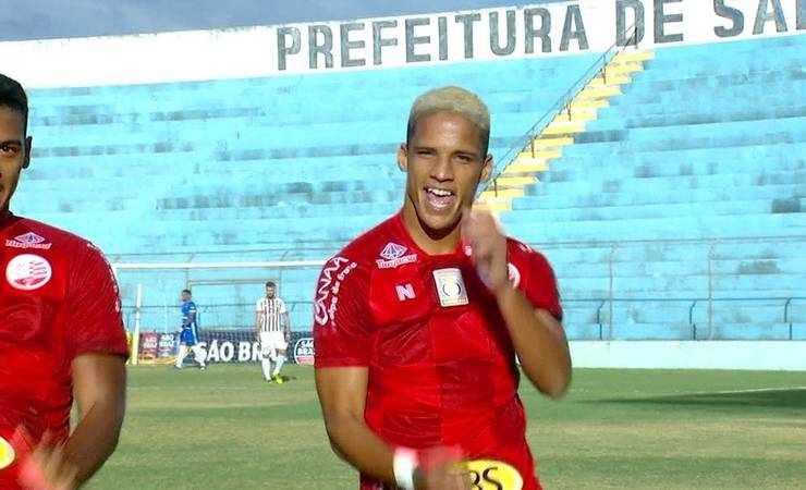 De volta ao Fla, Thiago Fernandes teve pouca produção ofensiva e polêmica extracampo no Náutico