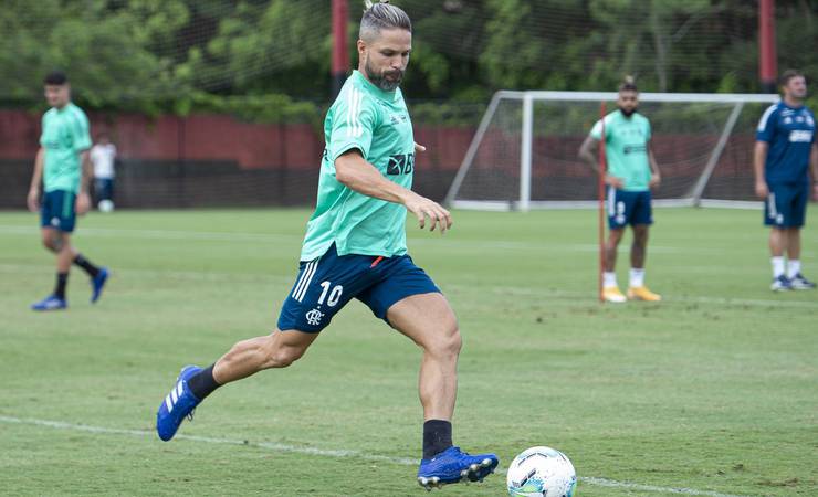 Recuperado de entorse no tornozelo, Diego volta a treinar com o elenco do Flamengo