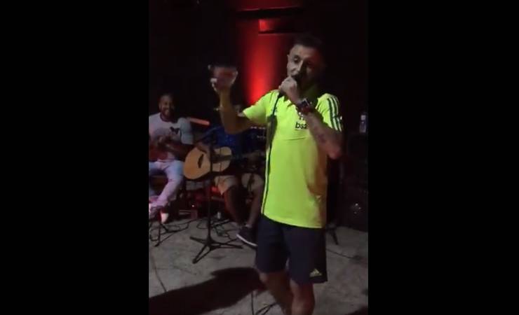 "Falou muita besteira": Rafinha cutuca Renato Gaúcho ao improvisar em samba. Veja vídeo