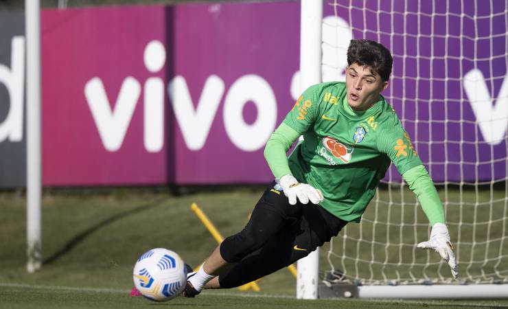 Em treinos com a Seleção, joia do Fla quer lições (e fotos) de Alisson, Ederson, Weverton e Taffarel
