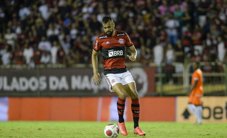 Fabrício Bruno estreia pelo Flamengo com alto índice de acertos de passes e busca constante por Gabigol