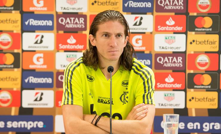 Após parar Guerrero na Seleção, Filipe Luís dá dica ao Flamengo: "Gastar dois jogadores com ele"