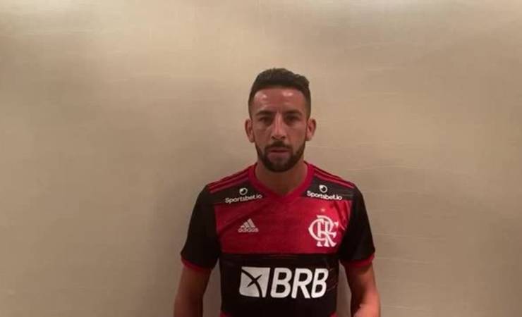 Reforço confirmado: Flamengo anuncia a contratação do lateral-direito chileno Isla