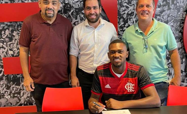 Flamengo renova contrato com Otávio até 2023; multa rescisória é de R$ 470 milhões