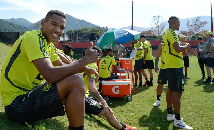 Reforço do Flamengo, lateral João Lucas faz seu primeiro treino com os jogadores no Ninho do Urubu